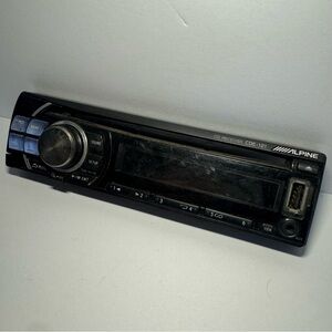 Alpine CDE-121 detachable face plate car stereo